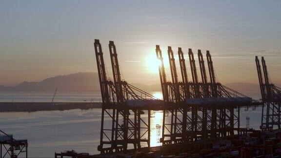日出早晨港口海岸风景塔吊装卸货轮集装箱