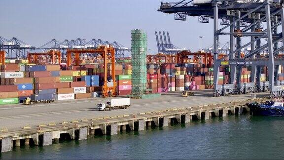 航拍港口货车运输集装箱装卸集装箱「单镜」