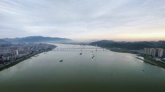 广东肇庆西江清晨繁忙的船只航拍