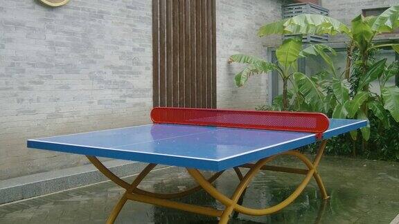 雨中的乒乓球桌4k慢动作