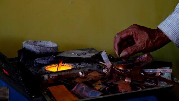 传统铁匠铸造火焰锻造过程