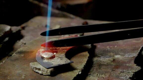 火焰雕琢：铜饰热锻造过程展示