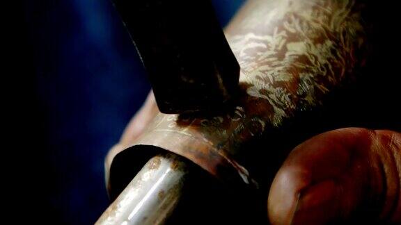 精湛匠艺：雕刻花纹铜管的修复过程