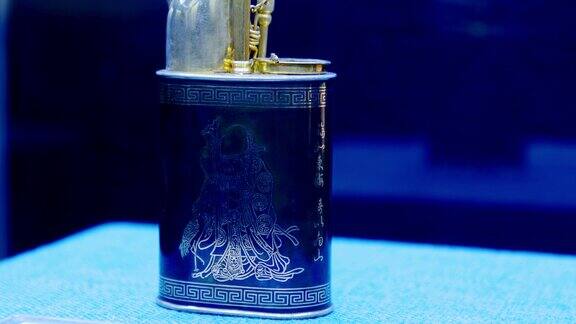 古典青铜茶壶与香炉典雅展示