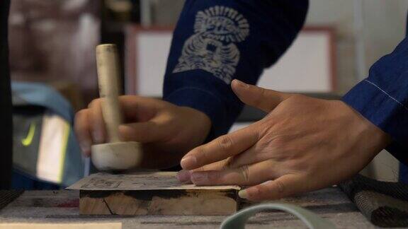 手工艺人雕刻印章过程视频