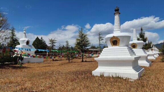 实拍蓝天白云经幡金塔西藏风景