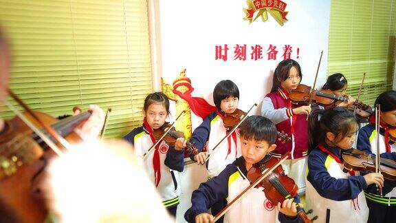 跟老师学小提琴的孩子，学乐器