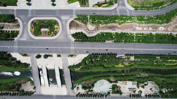 俯拍城市大道绿化植物交通