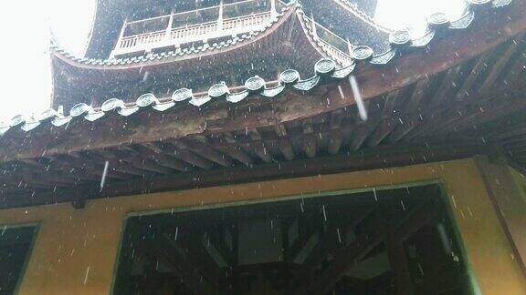 古建筑屋顶下雨素材实拍