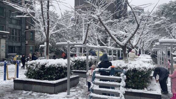高清4K实拍城市雪景儿童玩雪