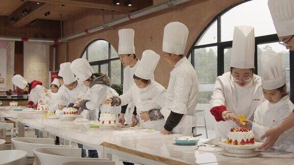孩子们学习制作蛋糕奶油蛋糕拉花「组镜」