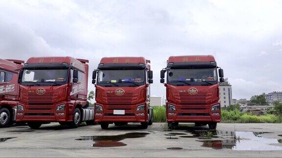 多辆运输货物大货车红色车头「单镜」