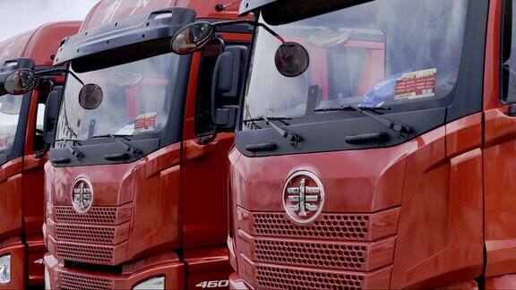 红色物流卡车车头特写解放卡车「单镜」
