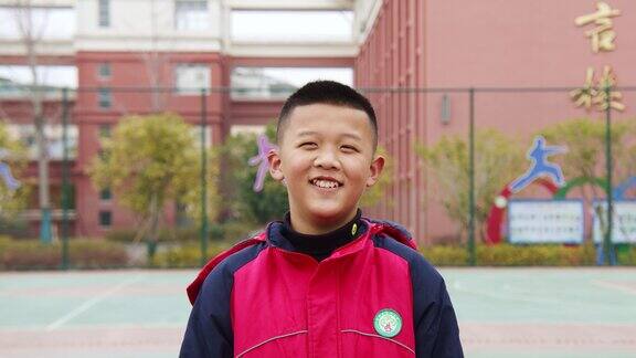 小学生在学校篮球场微笑【组镜】