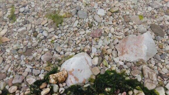 海边沙滩鹅卵石实拍大海海浪