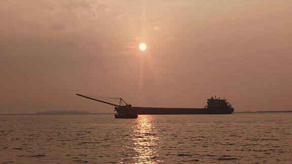 洞庭湖夕阳晚霞轮船划过实拍