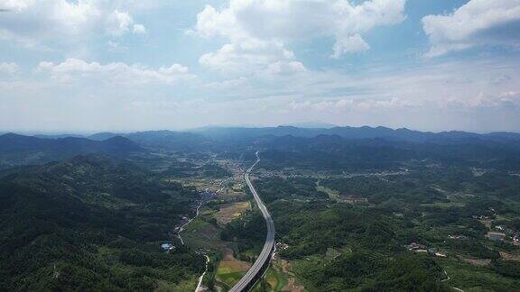 大山中的高速公路交通航拍