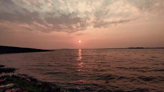 湖面晚霞日落实拍