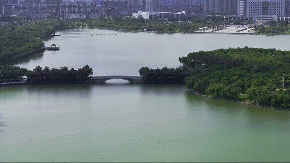 航拍南昌澄碧湖公园风景湖面观景桥「单镜」