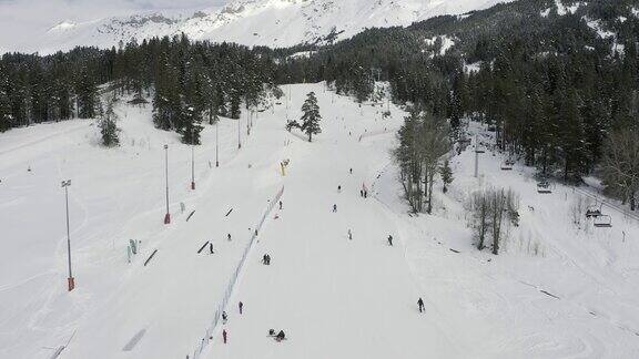 冬天滑雪场景区的人们