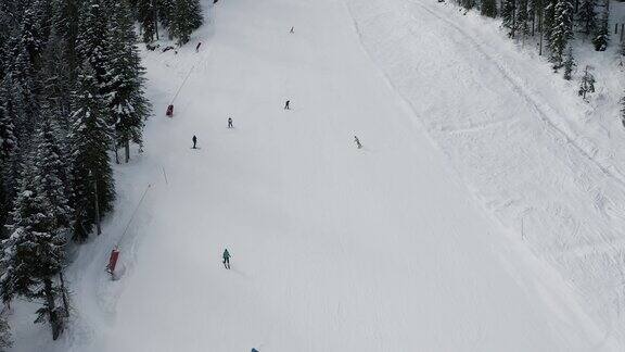 冬天滑雪场景区的人们
