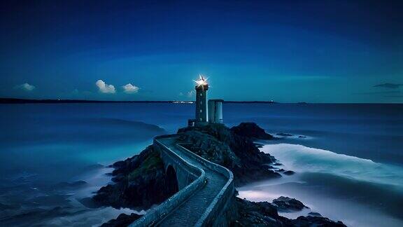 夜幕下的海边灯塔