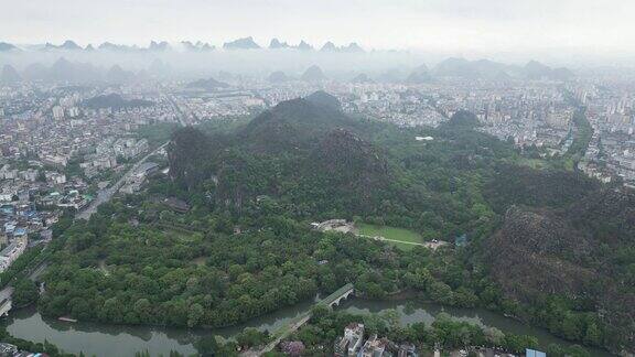 广西桂林城市风光清晨迷雾