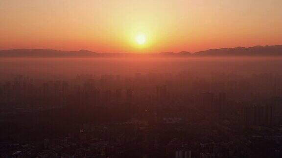 城市清晨日出迷雾航拍