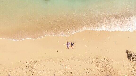 一对情侣躺在沙滩上