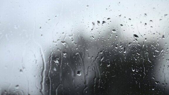 下雨天雨水打在玻璃窗上