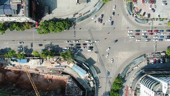 俯拍城市十字交叉路口交通