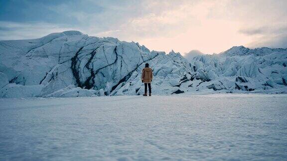 站在冰原上仰望冰川