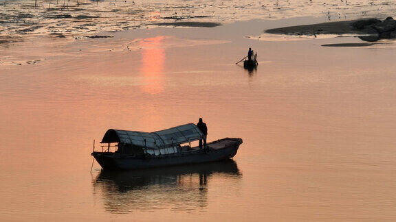 日出清晨时分 广州珠江的渔民划船捕鱼