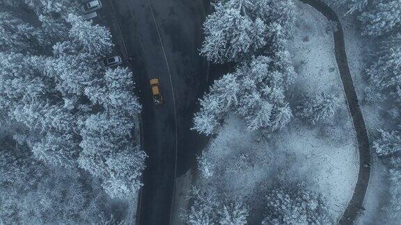 雪中的通信应急车